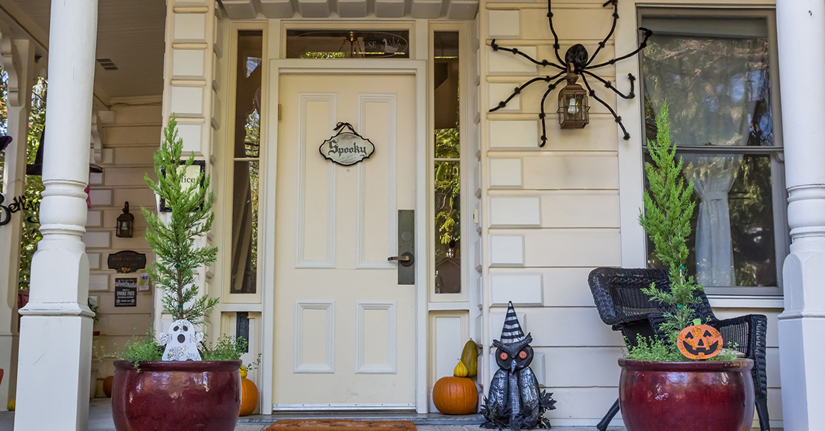 A front porch with Halloween decorations