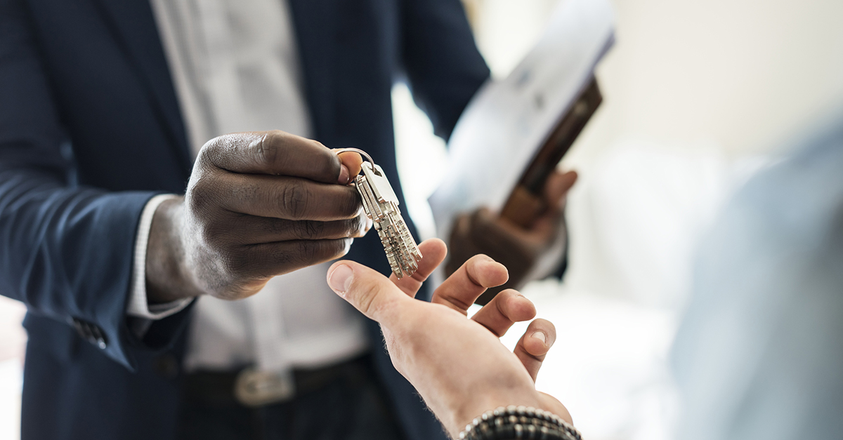 Agent handing over the keys